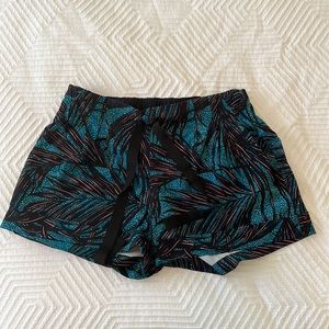 Lululemon spring break away shorts palm lace tofino teal black shorts size 6